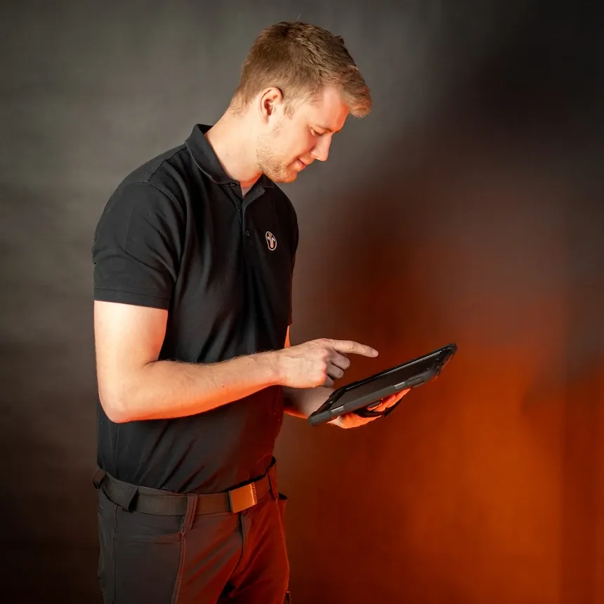 Ein Mitarbeiter erfasst Gebäudedaten auf einem Tablet
