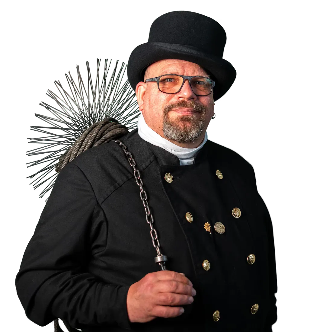 Jörg Backhaus in schwarzer Schornsteinfeger-Kluft mit Zylinder, Kehrbesen und Kugel über der Schulter